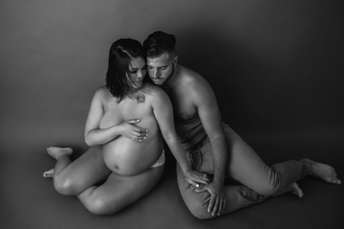 Man Grabs Nude Wife's Boobs In Maternity Photoshoot.